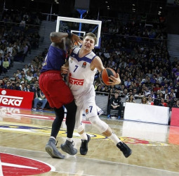 Exhibición en el Clásico y factor cancha asegurado para el playoff (85-69)