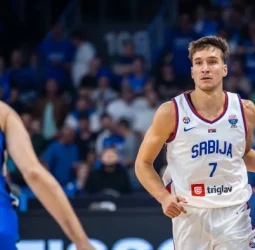 Serbia roza el récord de asistencias y aplasta a Estonia, 98-64