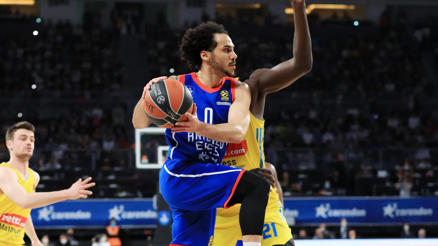 Larkin envía al Anadolu Efes a los playoffs (87-77)
