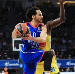 Larkin envía al Anadolu Efes a los playoffs (87-77)