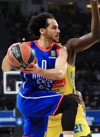 Larkin envía al Anadolu Efes a los playoffs (87-77)
