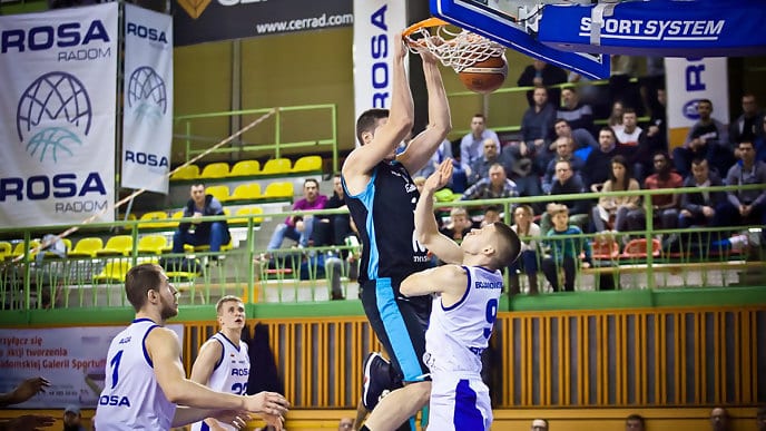 La montaña rusa sale victoriosa de Polonia (77-84)