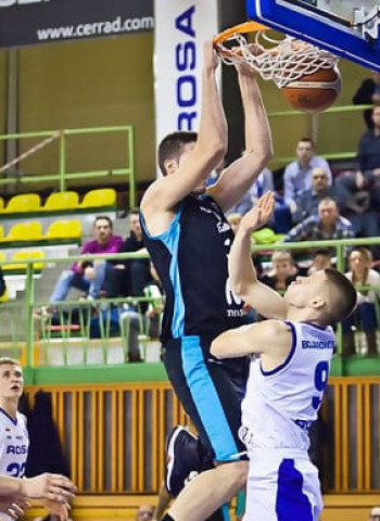 La montaña rusa sale victoriosa de Polonia (77-84)