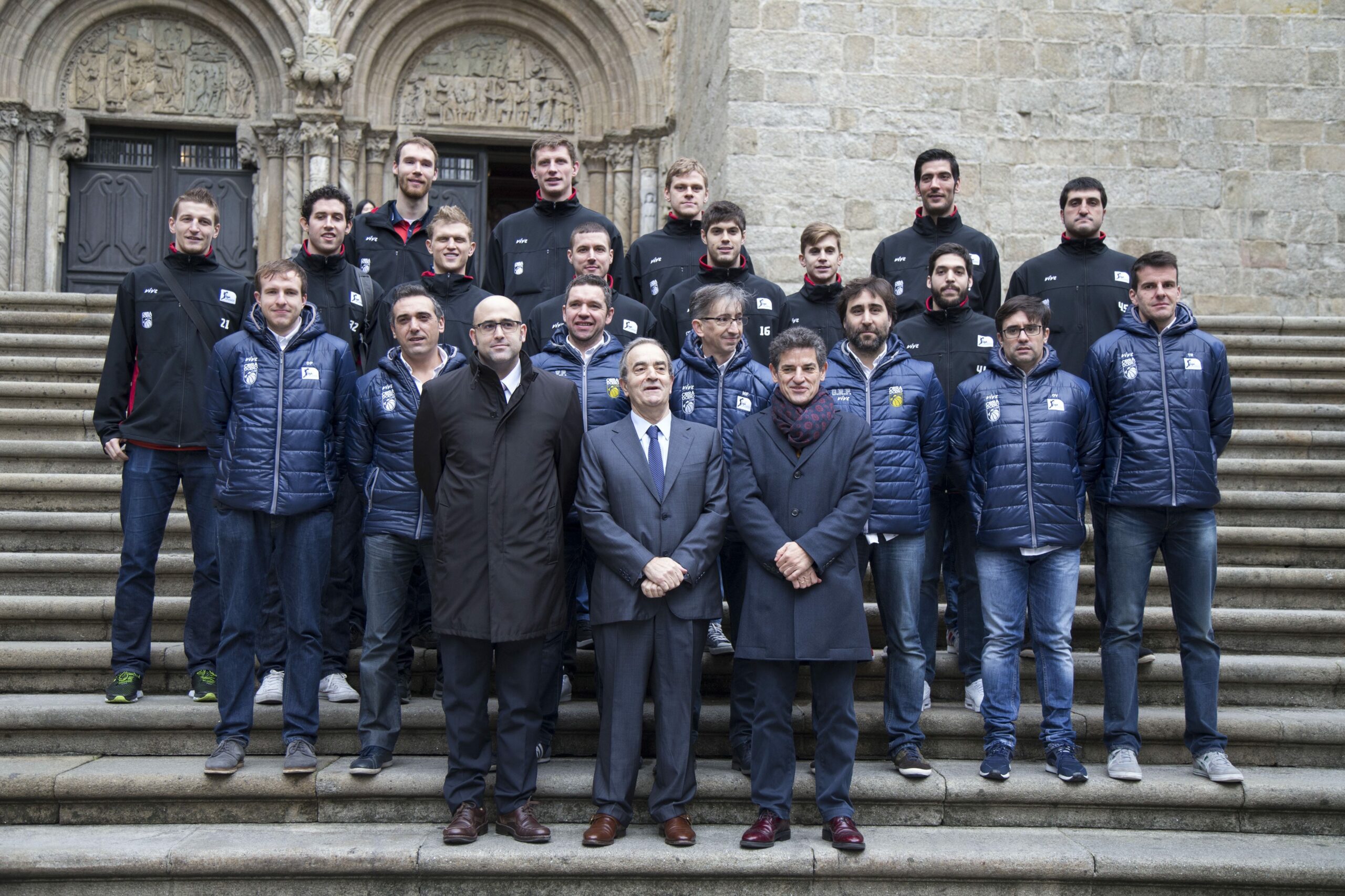 El Rio Natura Monbus Obradoiro se encomienda al Apóstol Santiago para el #Copadoiro en su tradicional visita a la Catedral
