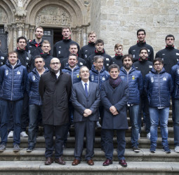 El Rio Natura Monbus Obradoiro se encomienda al Apóstol Santiago para el #Copadoiro en su tradicional visita a la Catedral