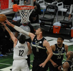Entre Antetokounmpo y Middleton fuerzan el séptimo (104-89) [3-3]