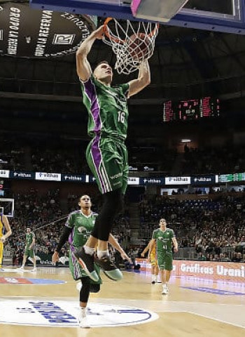 Victoria y a la Copa para cerrar la primera vuelta del Unicaja (94-87)
