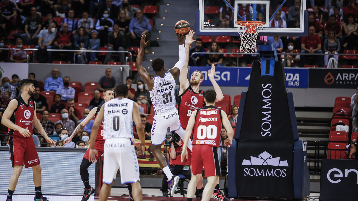 Surne Bilbao Basket alimenta su sueño de Playoff en Zaragoza (80-82)