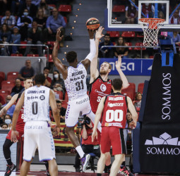 Surne Bilbao Basket alimenta su sueño de Playoff en Zaragoza (80-82)