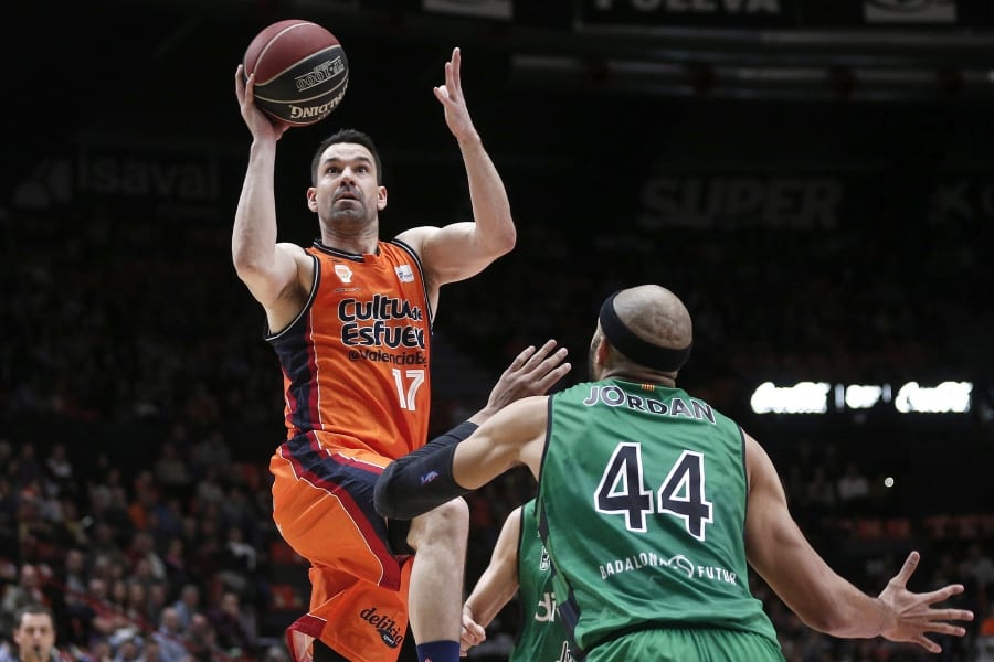 El mágico 2017 acaba con una buena victoria en la Fonteta (102-81)