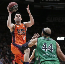 El mágico 2017 acaba con una buena victoria en la Fonteta (102-81)