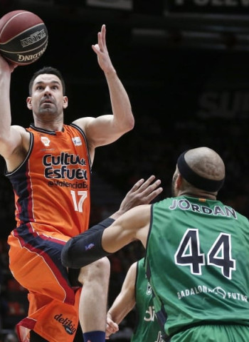 El mágico 2017 acaba con una buena victoria en la Fonteta (102-81)