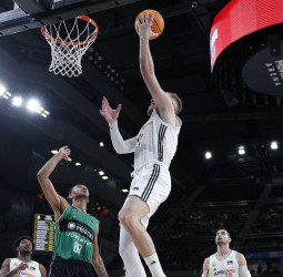 Real Madrid se enciende en el momento justo para mantener el liderato (86-73)