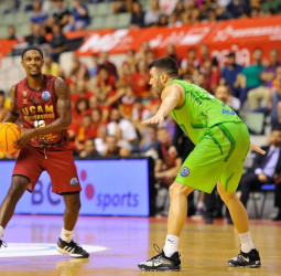 El UCAM Murcia arranca con victoria ante Tofas Bursa (75-72)