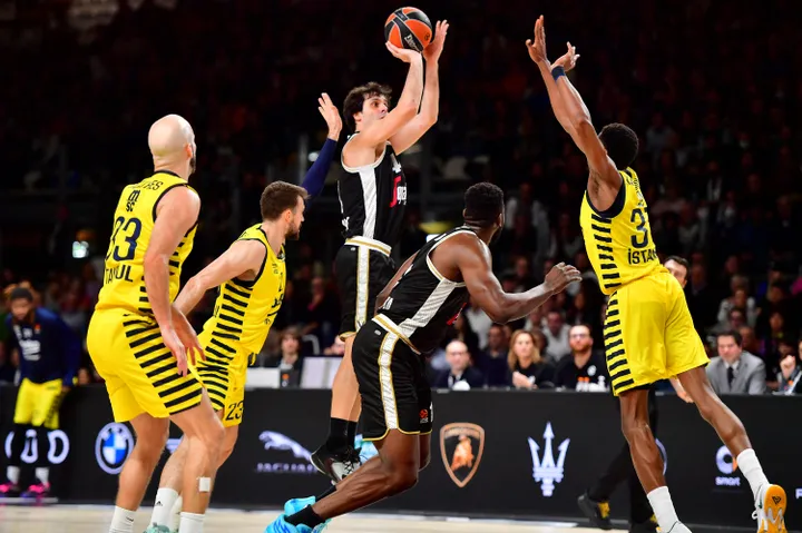 La Virtus se aprovecha de la crisis del Fenerbahce, 92-88