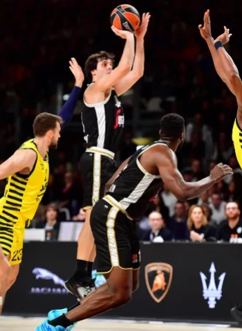 La Virtus se aprovecha de la crisis del Fenerbahce, 92-88