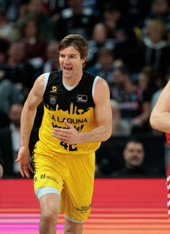 Tenerife amarga el 25º aniversario del Bilbao Basket, 65-75