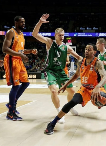 Remontada de 17 puntos del Valencia Basket y victoria épica en Málaga (83-85)