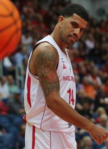 El Real Betis intenta traer de vuelta a la ACB a James Feldeine