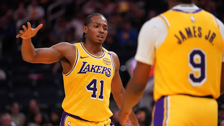 Quincy Olivari refirma con los Angeles Lakers