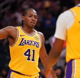 Quincy Olivari refirma con los Angeles Lakers