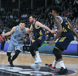 El Madrid inicia el año con la 12ª victoria seguida en la EuroLiga (77-87)
