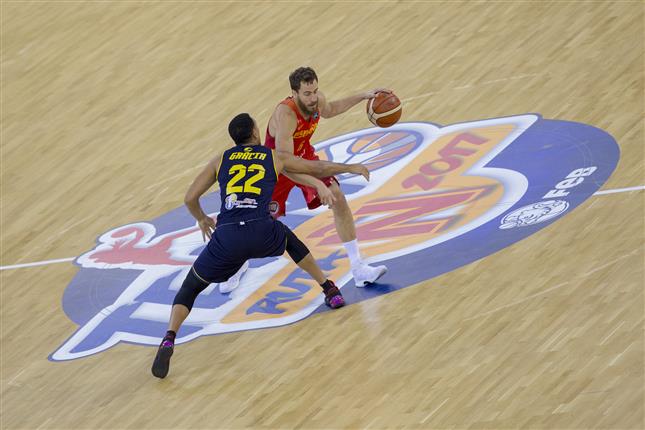 España se une con talento al homenaje al Capitán (90-44)