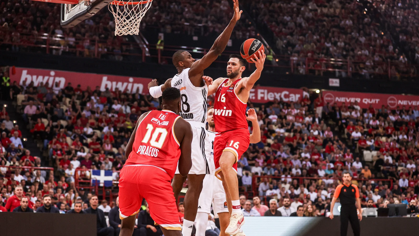 Olympiacos y Vezenkov derrotan al Real Madrid con un gran cierre, 79-69