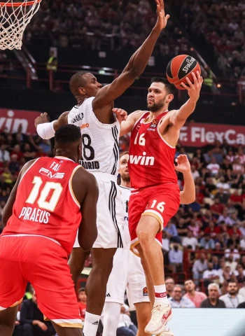 Olympiacos y Vezenkov derrotan al Real Madrid con un gran cierre, 79-69