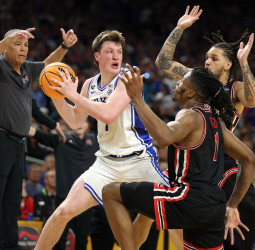 Los Cougars someten a Duke, 70-67