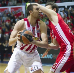 El Armani Milán se interesa en Nikola Milutinov
