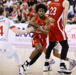 El BAXI Manresa se hace fuerte en el Nou Congost y domina el Obradoiro (80-65)