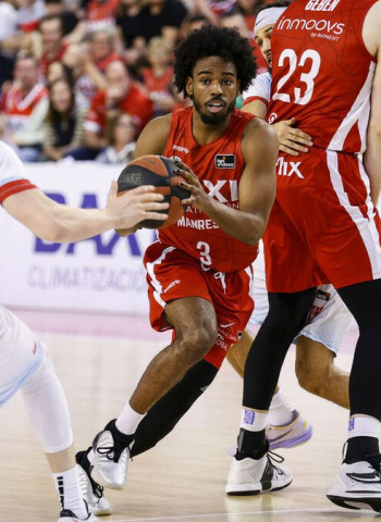 El BAXI Manresa se hace fuerte en el Nou Congost y domina el Obradoiro (80-65)