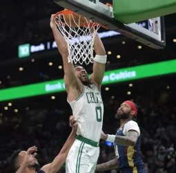 Tatum hace reaccionar a los Celtics