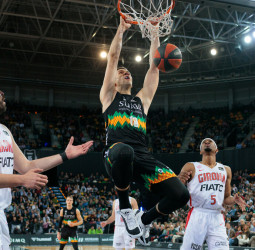 Alonso y Hakanson lideran un valioso triunfo del Surne Bilbao (84-77)