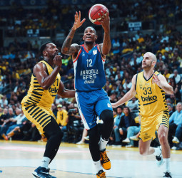 Will Clyburn le alarga la vida al Anadolu Efes