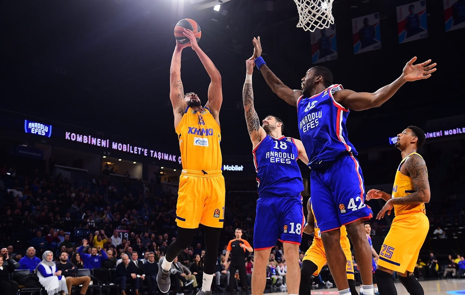 Un gran tercer cuarto del Anadolu Efes le permite vencer al Khimki (81-72)