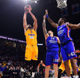 Un gran tercer cuarto del Anadolu Efes le permite vencer al Khimki (81-72)