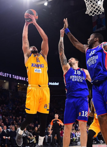 Un gran tercer cuarto del Anadolu Efes le permite vencer al Khimki (81-72)