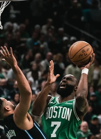 Brown lidera y los Celtics se ponen [2-0], 100-109