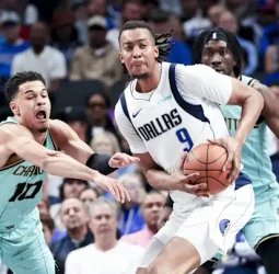La noche NBA: Curry le mete 56 a los Magic, los Lakers ganan en solidez
