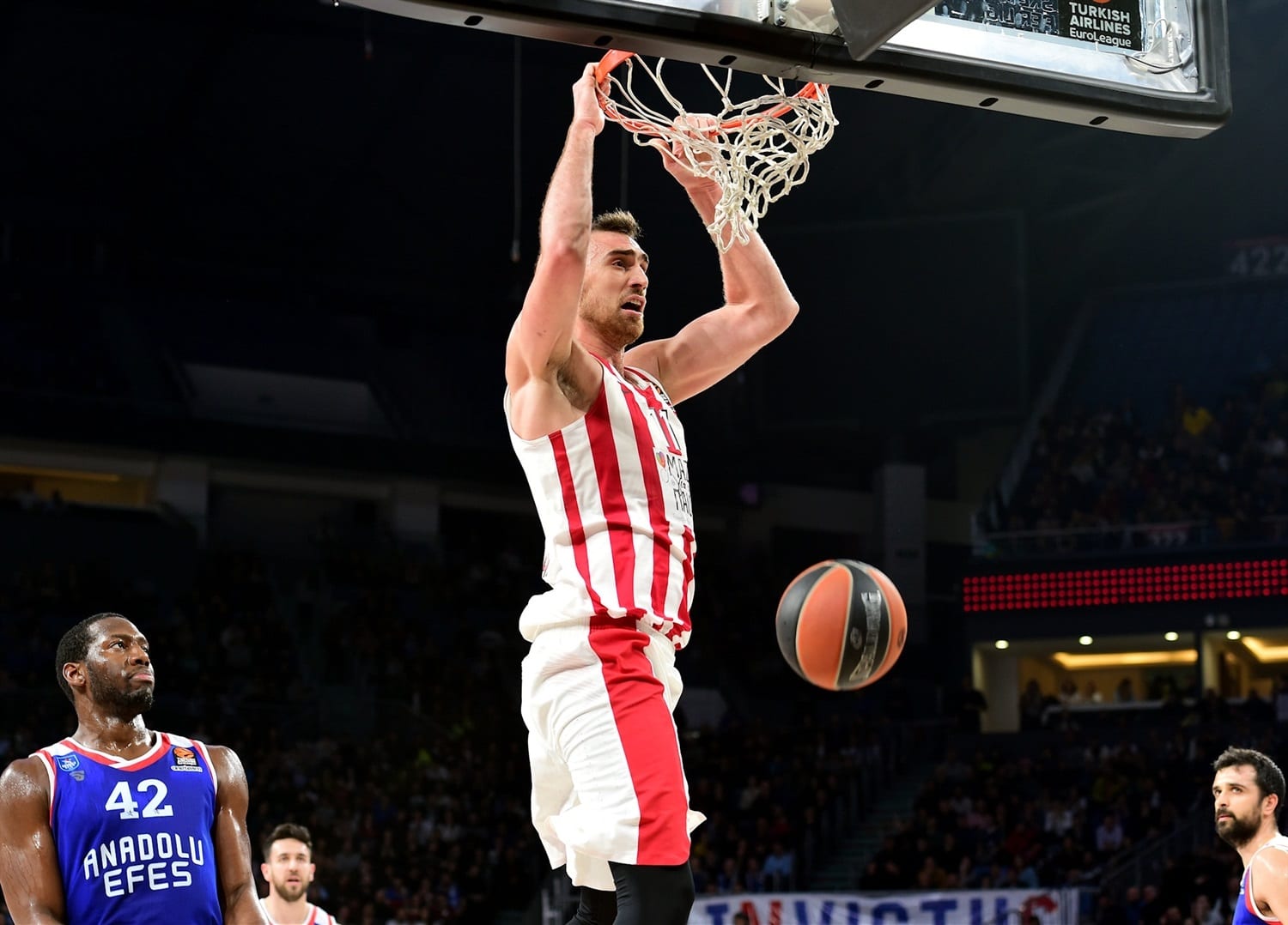 Los Spurs le comunican a Olympiacos que esta temporada no cuentan con Milutinov