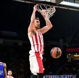 Los Spurs le comunican a Olympiacos que esta temporada no cuentan con Milutinov