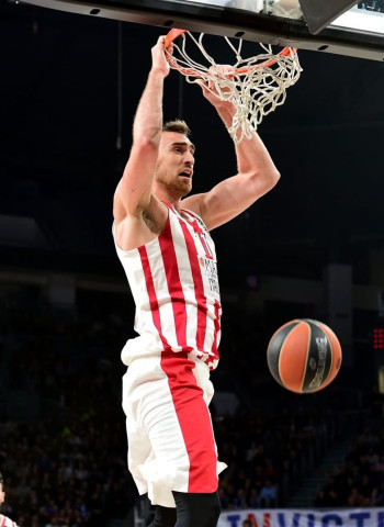 Los Spurs le comunican a Olympiacos que esta temporada no cuentan con Milutinov