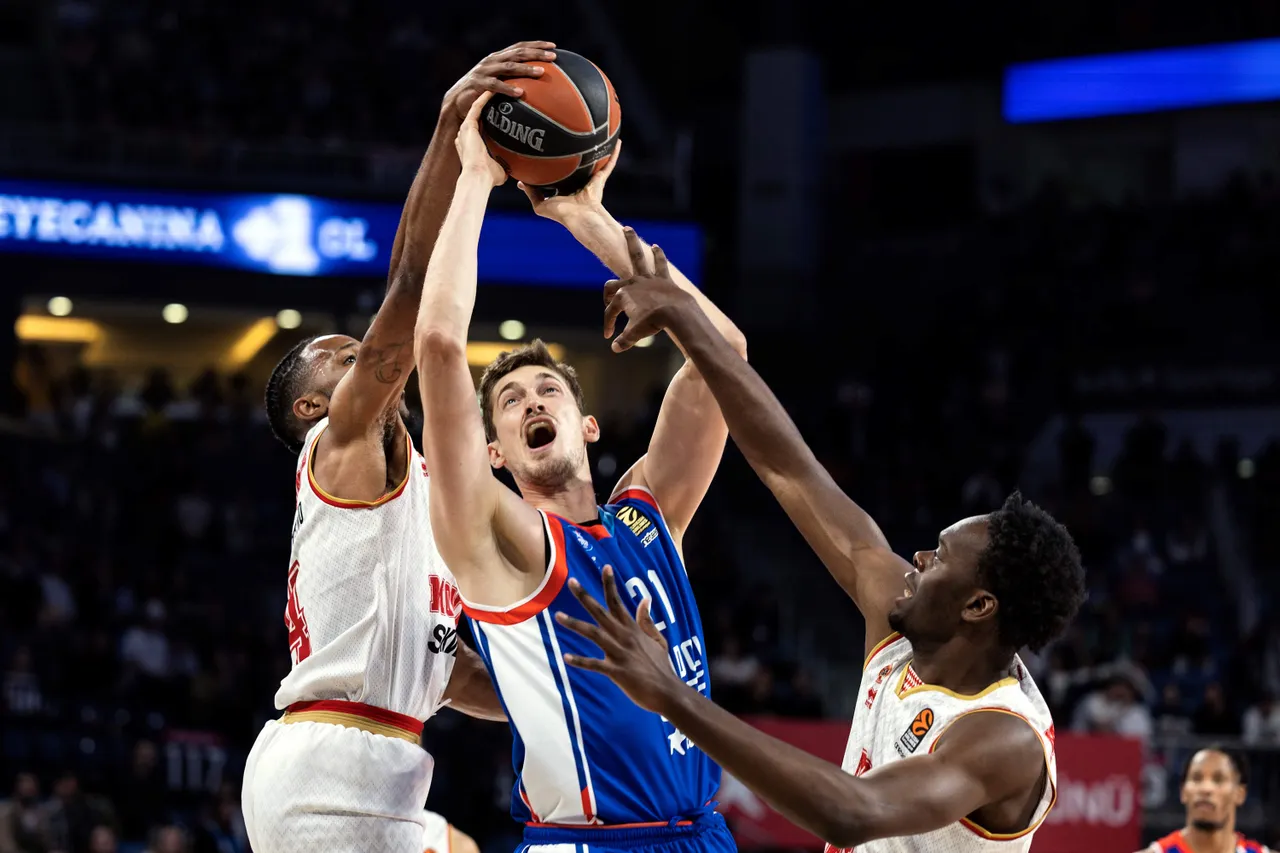 El Anadolu Efes cierra la temporada con victoria, 87-72
