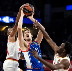El Anadolu Efes cierra la temporada con victoria, 87-72