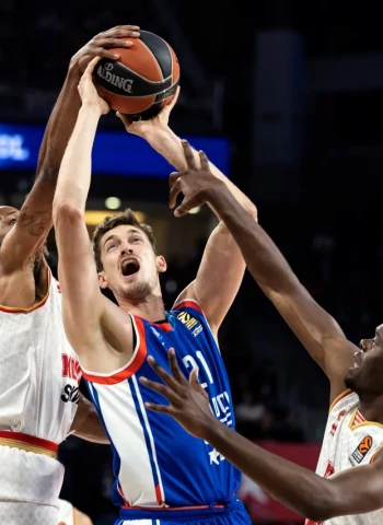 El Anadolu Efes cierra la temporada con victoria, 87-72