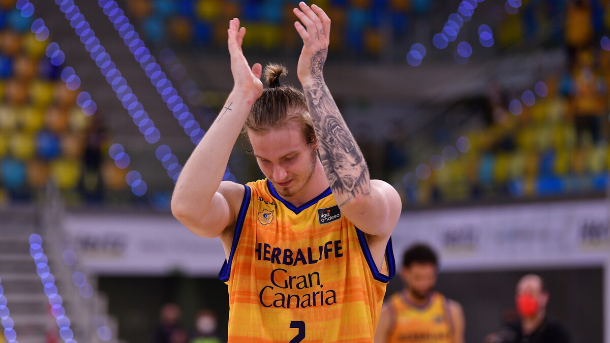 Aleksander Balcerowski renueva y regresa al Granca