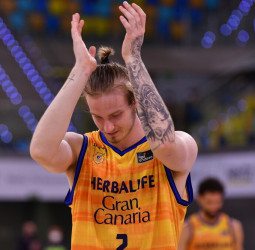 Aleksander Balcerowski renueva y regresa al Granca