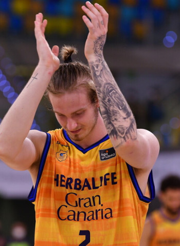 Aleksander Balcerowski renueva y regresa al Granca